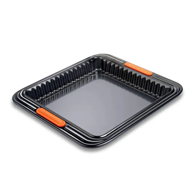 le-creuset-antihaft-tarteform-quadratisch-23-x-23-x-3-cm-mit-hebeboden-karbonsta image 1