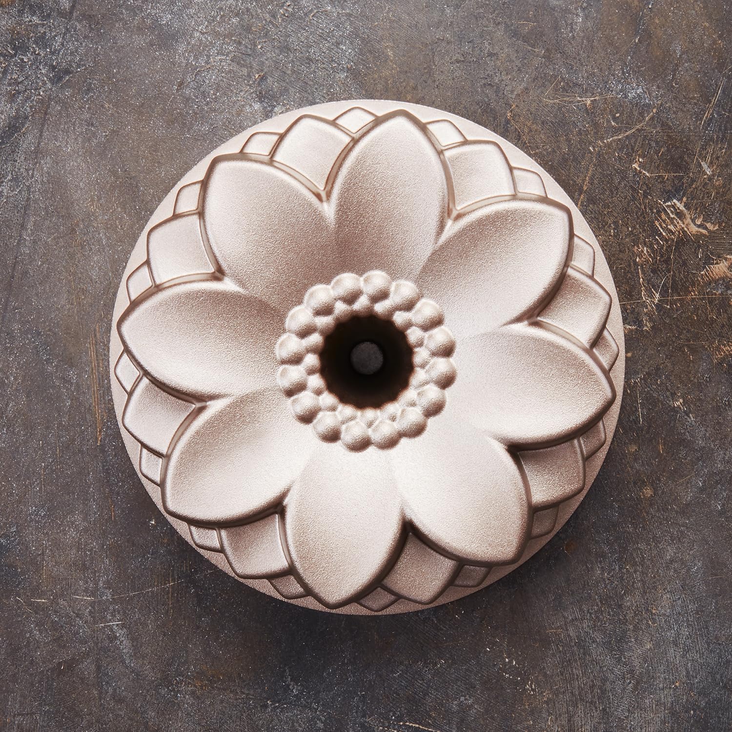 birkmann-flora-gugelhupfform-22-cm-aluguss-kuchenform-bronze-mit-antihaftbeschic image 4