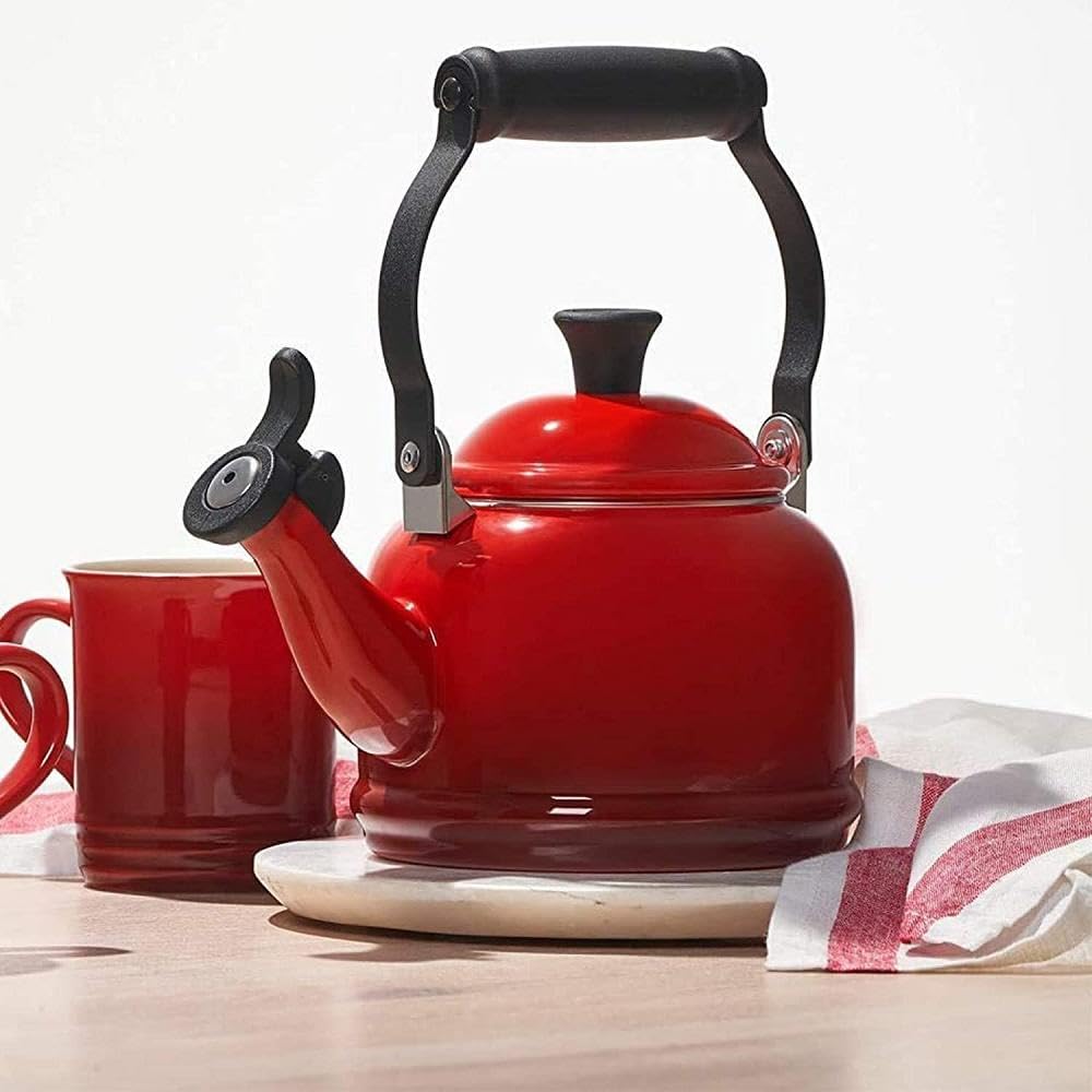 le-creuset-demi-wasserkessel-1-1-l-emaillierter-karbonstahl-kirschrot image 4