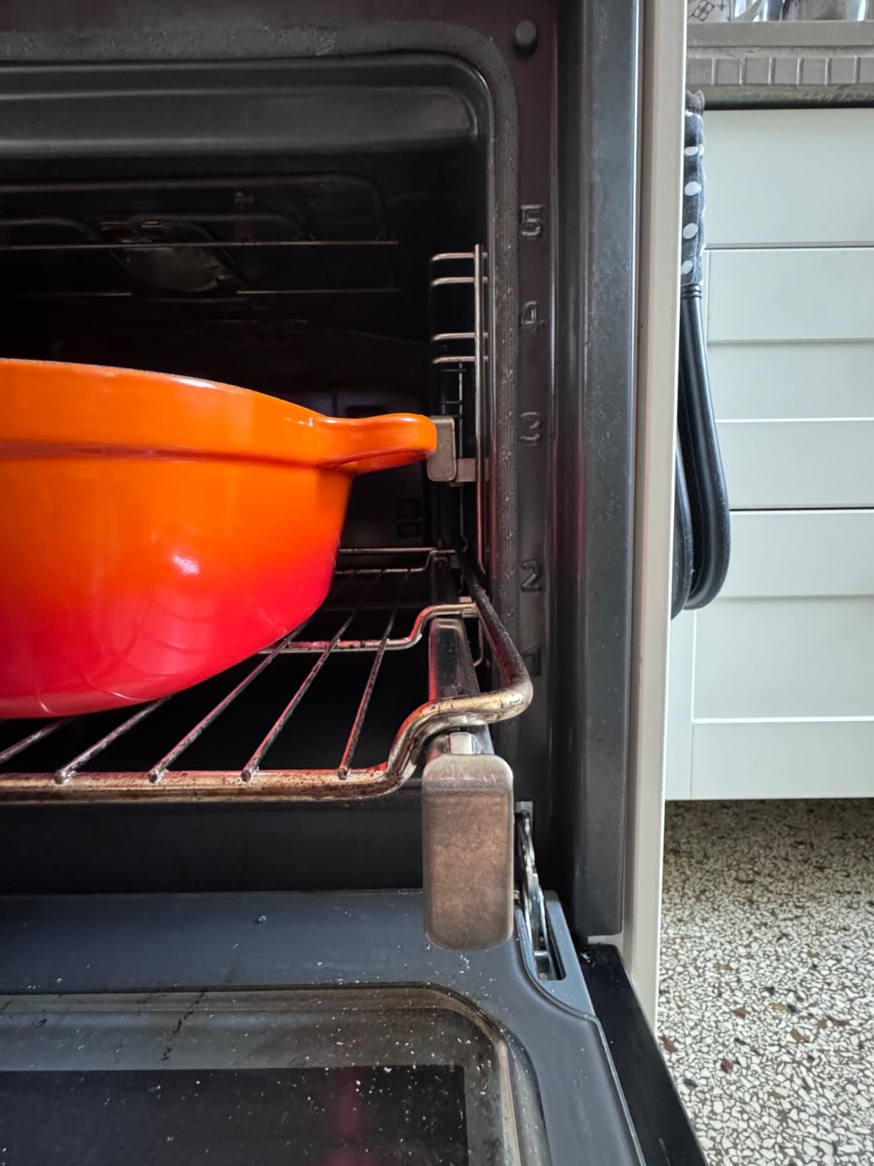 Saftiger Rinderbraten, knuspriges Brot und einfacher Abwasch in einem wunderschönen Bräter