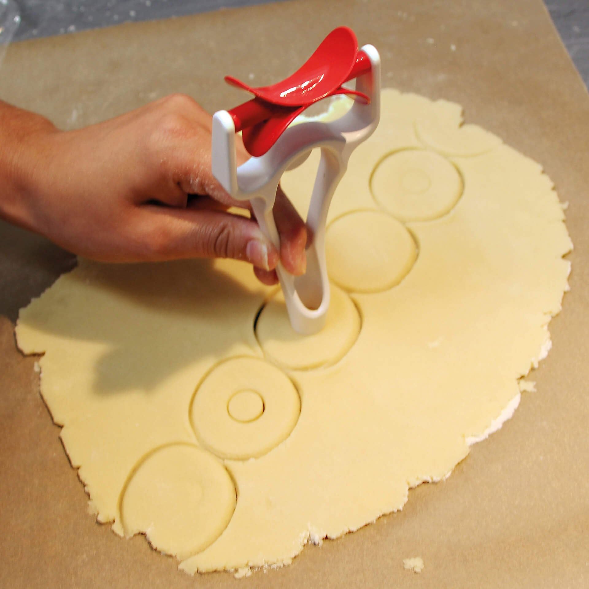 dr-oetker-rollausstecher-mit-rundausstecher-wei-rot image 3