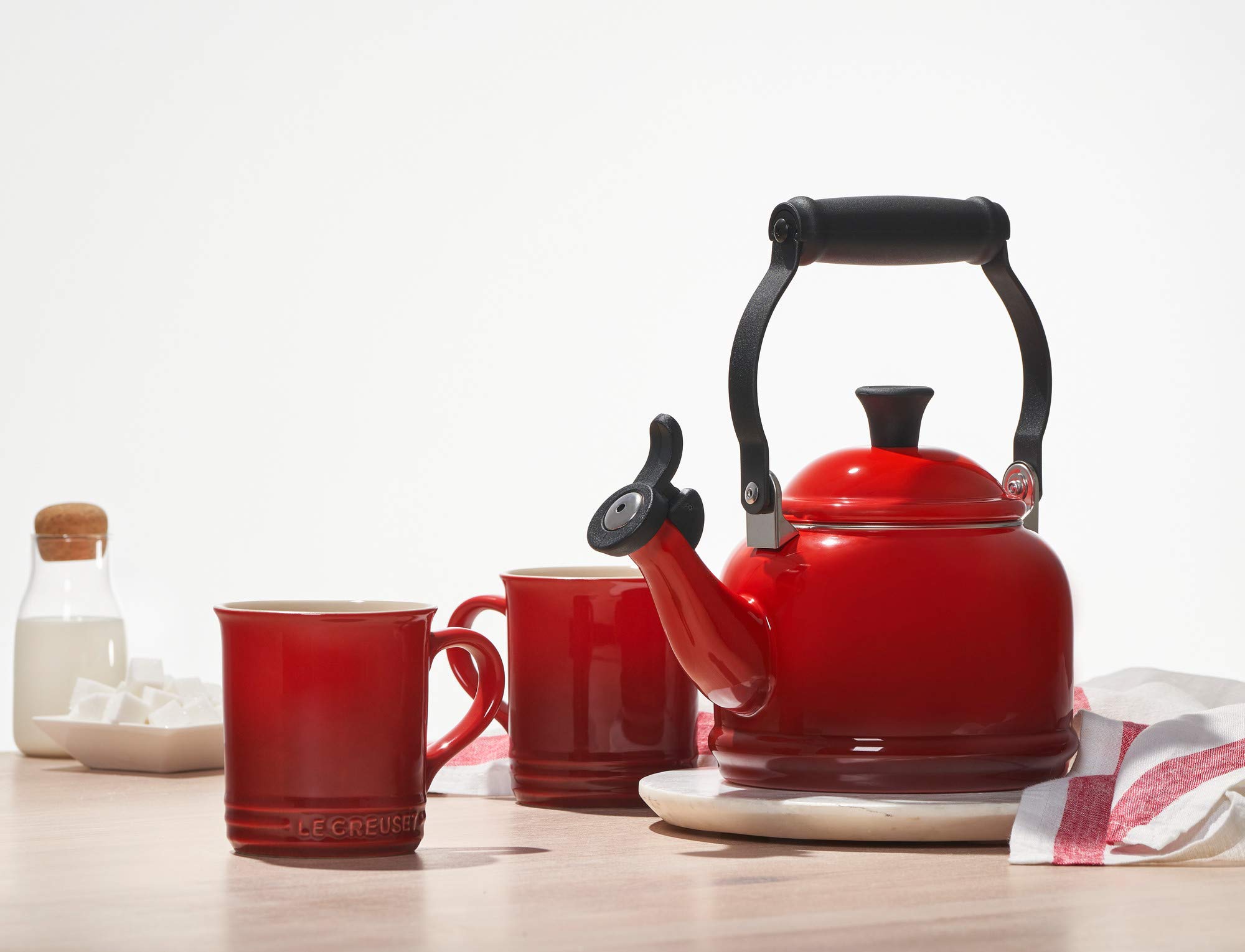 le-creuset-demi-wasserkessel-1-1-l-emaillierter-karbonstahl-kirschrot image 2
