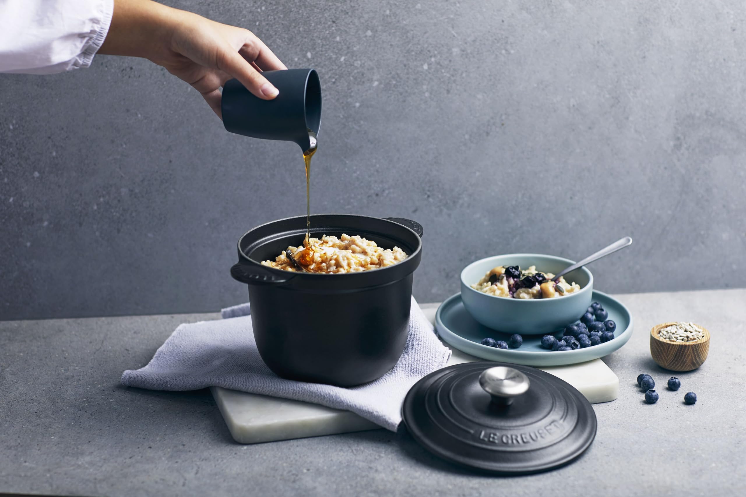 le-creuset-cocotte-every-gusseisen-br-ter-18-cm-2-liter-schwarz-matt image 6