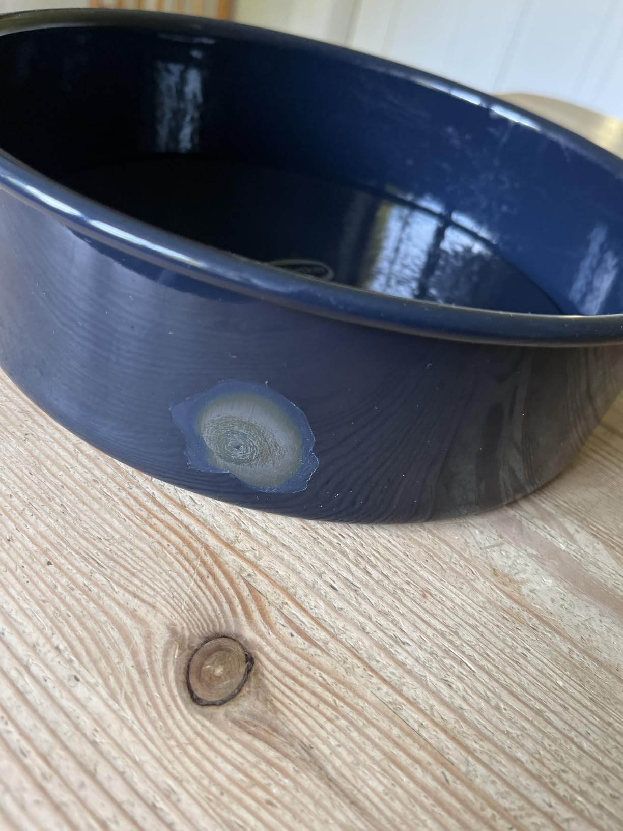 Klare Empfehlung für jeden Backfan, die Emaille-Qualität überzeugt mich total und der Kuchen gelingt immer gleichmäßig saftig und lässt sich dank Hebeboden kinderleicht und ohne Bruch aus der Form lösen und direkt stilvoll servieren