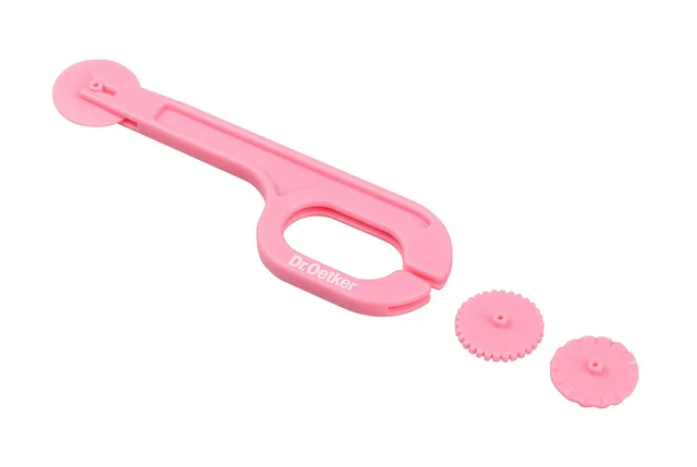 dr-oetker-schneide-und-pr-gewerkzeug-12-5-cm-rosa-mit-3-r-dchen-f-r-fondant-und- image 1