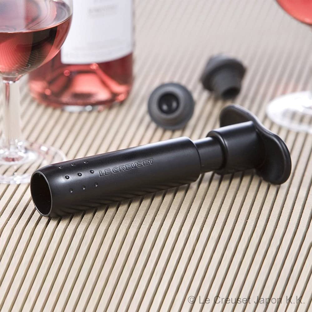 le-creuset-weinpumpen-set-wa-137-schwarz-matt-mit-3-verschl-ssen image 3