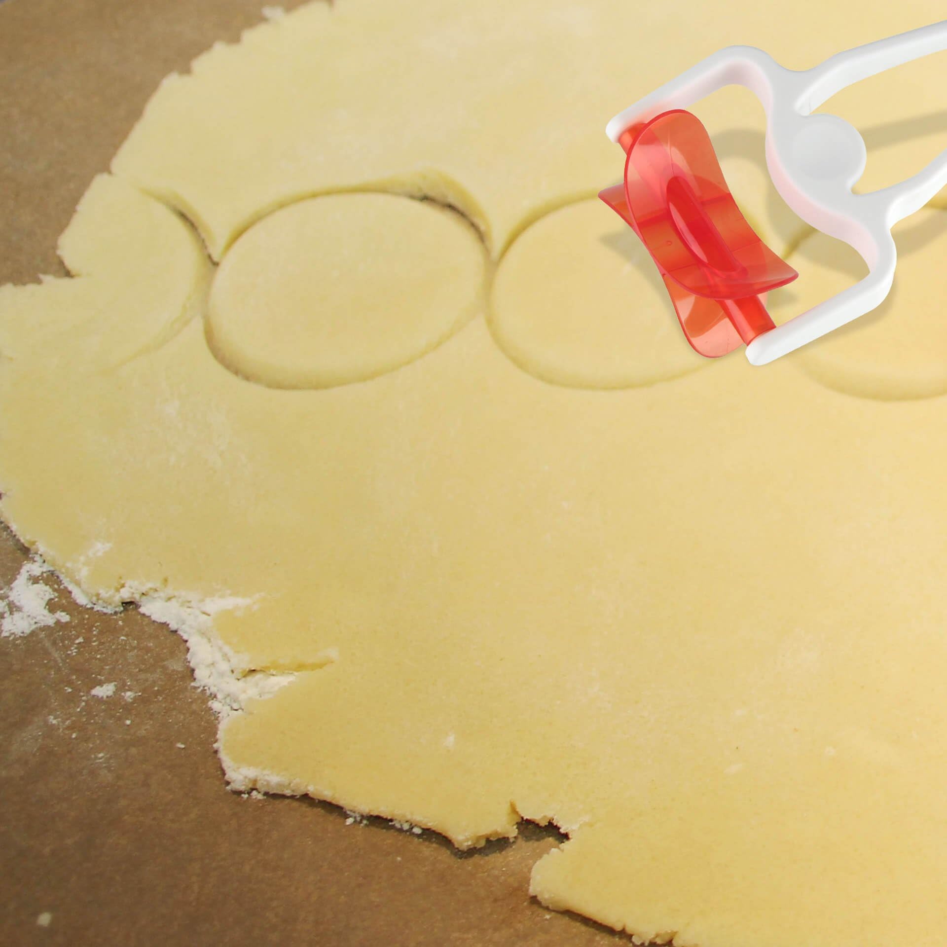 dr-oetker-rollausstecher-mit-rundausstecher-wei-rot image 2