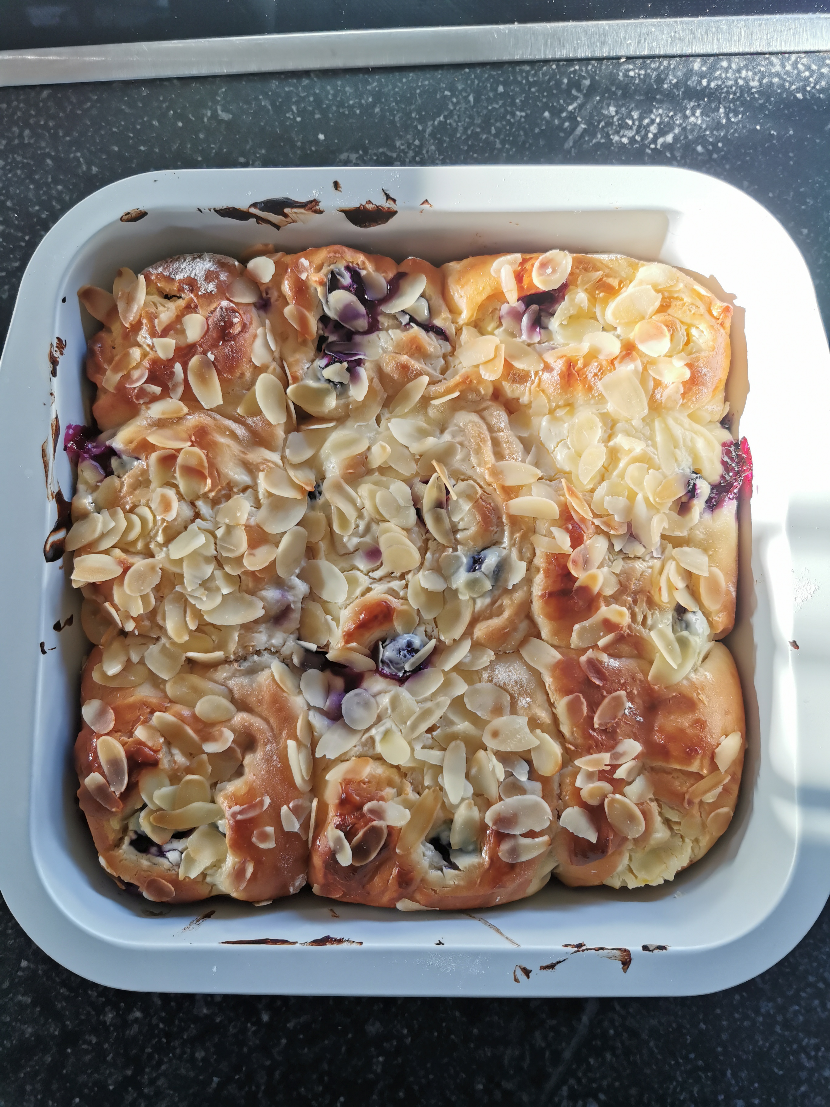 Jeden Sonntag im Einsatz, meine Brownies werden außen leicht knusprig und innen wunderbar schokoladig-weich, die Form lässt sich nach kurzem Einweichen mühelos reinigen und sieht nach Monaten immer noch fast wie neu aus, ein echter Alltagsliebling für Schokofans