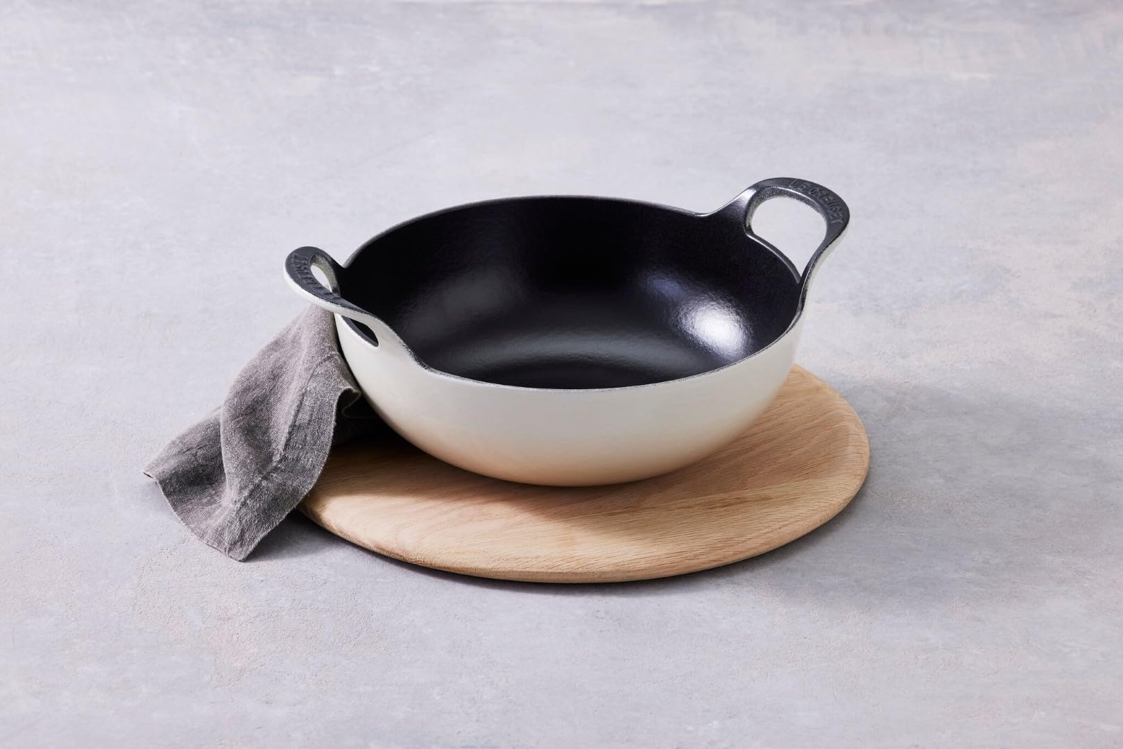 le-creuset-balti-dish-gusseisen-emailliert-24-cm-2-7-liter-meringue image 2