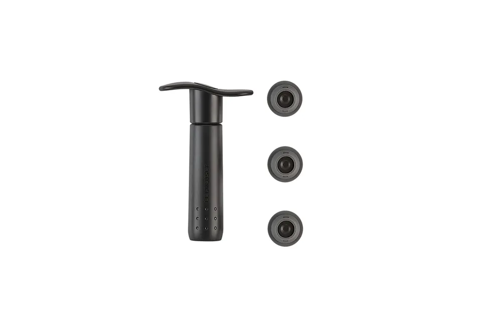 le-creuset-weinpumpen-set-wa-137-schwarz-matt-mit-3-verschl-ssen image 1
