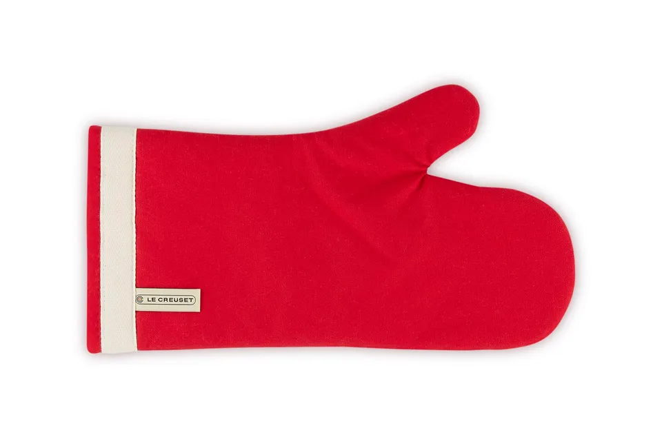 le-creuset-ofenhandschuh-mit-extra-langem-rmel-kirschrot-baumwoll-canvas image 1