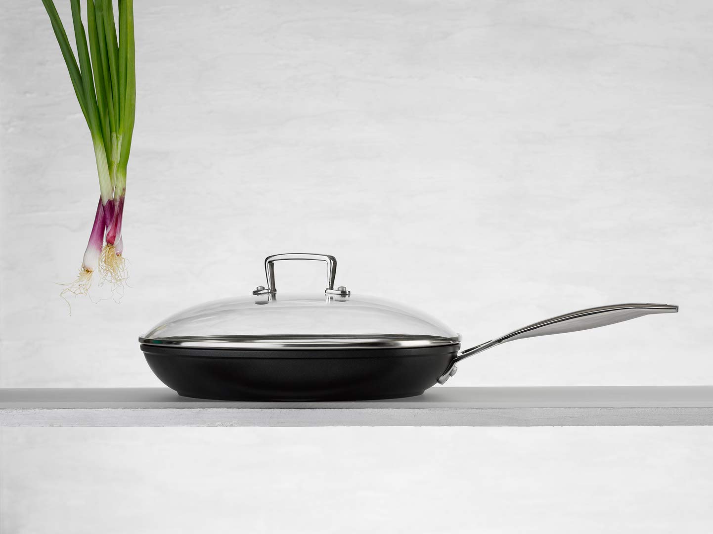 le-creuset-aluminium-antihaft-pfanne-flach-20-cm-anthrazit-silber image 5